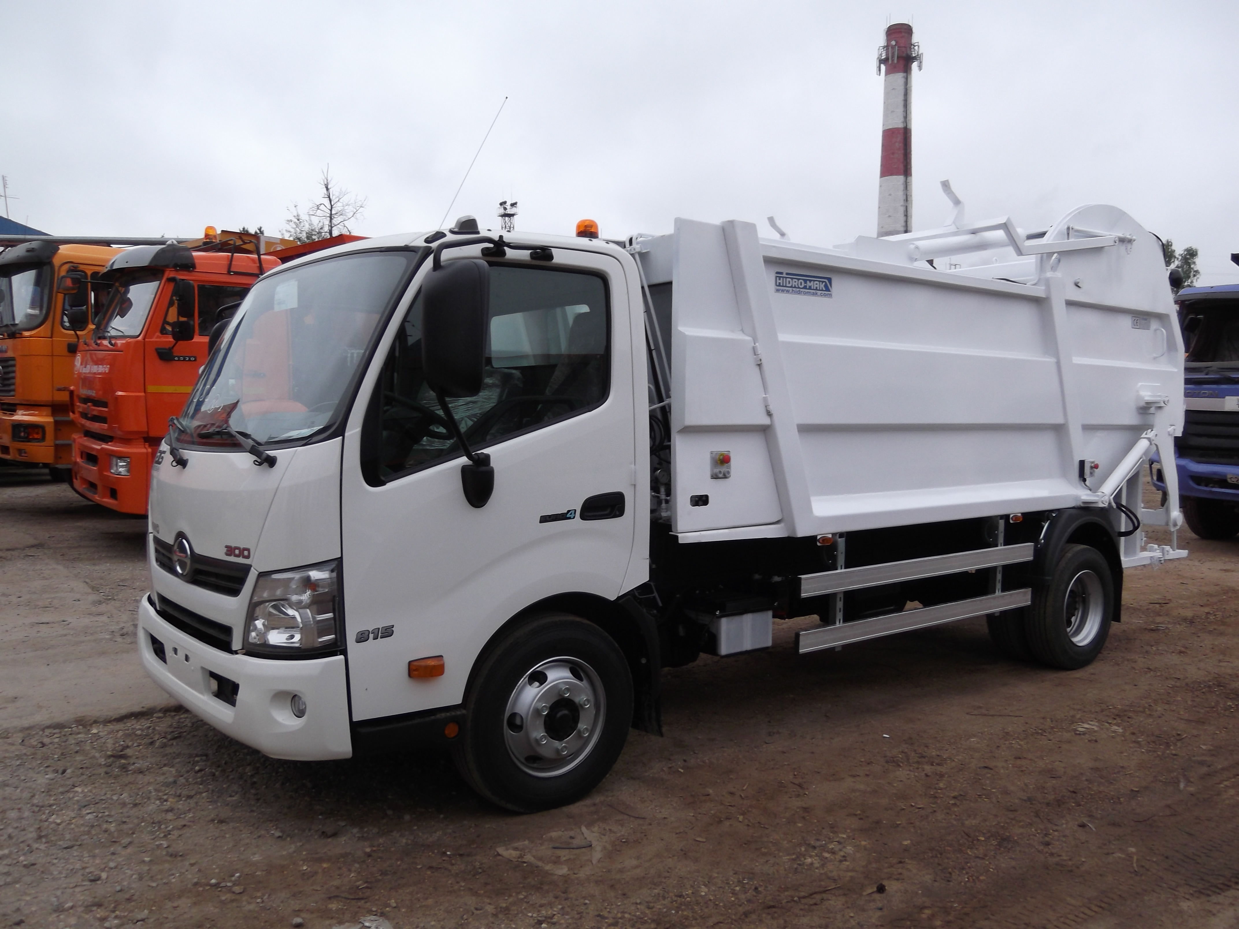 Мусоровоз HM 8 MONO на шасси HINO 300 с функцией перегрузки